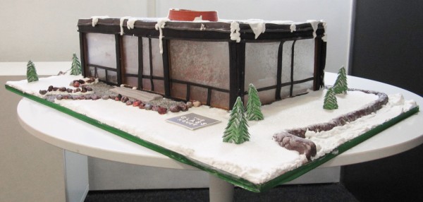 “The Gingerbread Glass House,” by Sweet Lisa’s Exquisite Cakes. Image via Architizer.