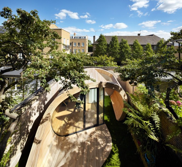 A view of how the structure fits snugly in the backyard. Image by Alan Williams via Platform 5 Architects.