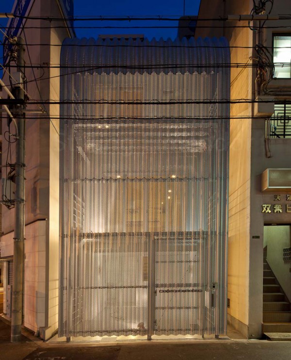 The glowing interior, seen through the mesh at night. Image by Stirling Elmendorf via Shuhei Endo.