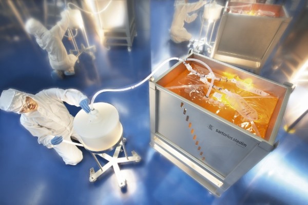 Sartorius workers in a cleanroom use the filter and bag products made at the Puerto Rican factory. Image via Sartorius Stedim Biotech.