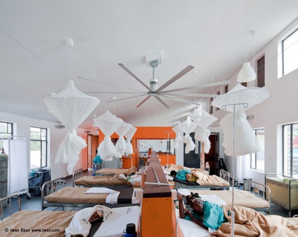 One of Butaro's wards, which provide patients with ample daylight and direct views of nature. Image by Iwan Baan via MASS Design Group.
