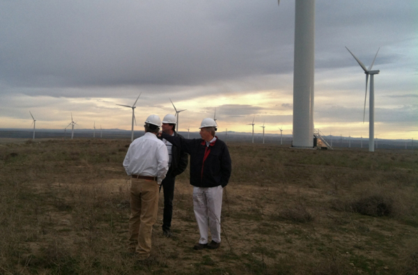 The Deputy Secretary tours Oregon’s Caithness Shepherds Flat wind farm, which is able to create up to 845 megawatts of emission-free wind power (enough electricity to power nearly 260,000 homes). (image via DOE)