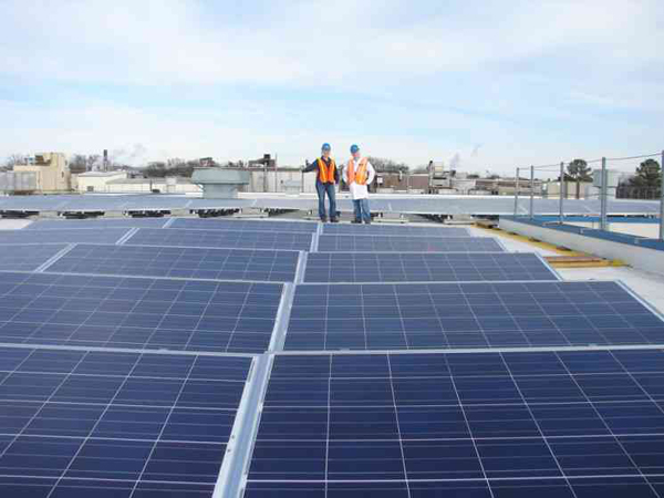 Wrigley Manufacturing Company is using solar energy to help run its Altoids manufacturing plant in Chattanooga, Tennessee. (image via Chris Davis, Tennessee Solar Institute/DOE)