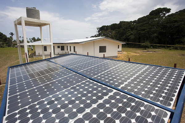 Solar power panels generate energy for a newly renovated local administrative building, erected by the Government of Liberia with the support from the United Nations Mission in Liberia, and the United Nations Food and Agriculture Organization. (image via United Nations Photo/Flickr)