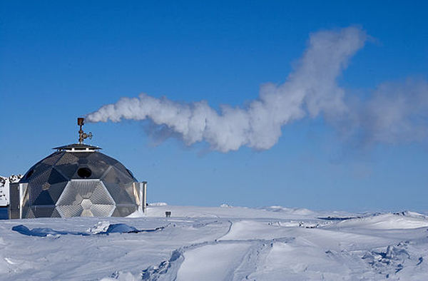 A geothermal borehole house: Subterranean hot water heats 90% of Reykjavik’s homes. (image credit: Lydur Skulason from Iceland via Wikimedia Commons)