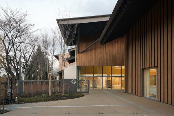 The entrance to the school, showing the tilted roof sections at various angles. Image via Kengo Kuma and Associates.