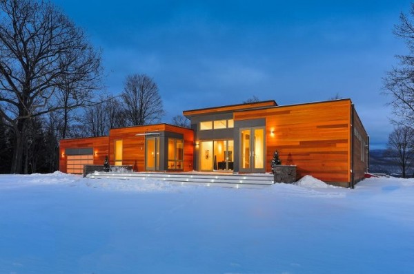 A decidedly non-tropical setting demonstrates the design's versatility. Image via Blu Homes.