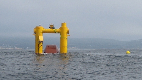 Wave energy converter tested off Oregon coast, September 2012 (image via Pete Danko/EarthTechling)