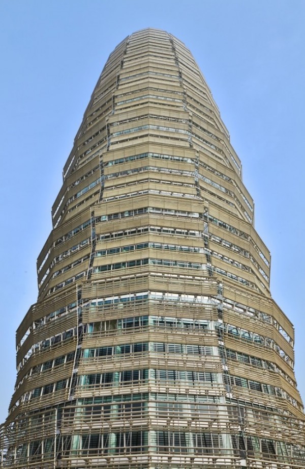 A closer look at the adjustable aluminum slats on the tower's windows, which reflect sunlight into the interior. Image via SOM.