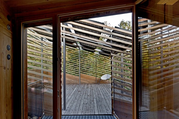 Solar panels collect energy on the porch trellis. Image via Tvzeb.