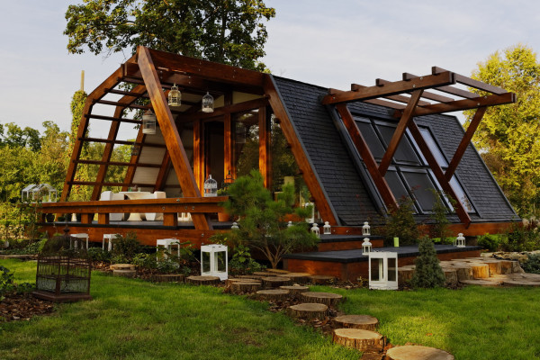 Located outside Bucharest, the Soleta House generates all the power it needs through renewable sources. Image via Soleta.