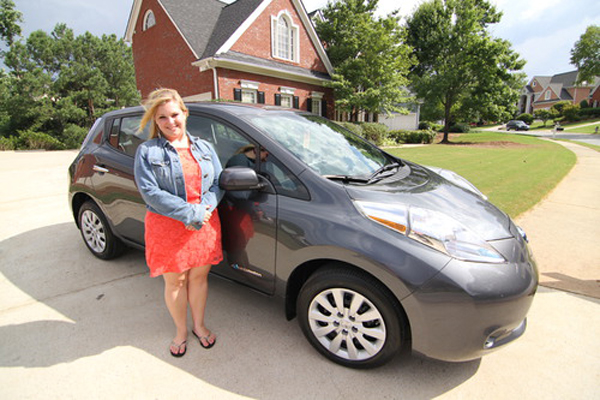 The 100,000th customer was American graduate student Allison Howard, who became an owner of Nissan LEAF earlier this month and drives the car to Kennesaw State University in Atlanta, Georgia. (image via Renault-Nissan)